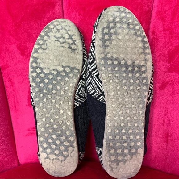 TOMS Shoes Womens Slip On Flats Tribal Pattern 6 - Picture 3 of 3